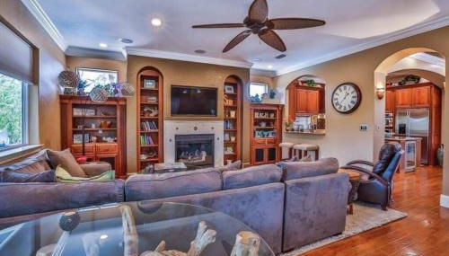 5 BR Villa Private Pool Jacuzzi Golf Cart 3 min to Beach - Foto 2