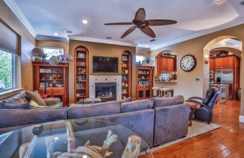 5 BR Villa Private Pool Jacuzzi Golf Cart 3 min to Beach - Foto 2