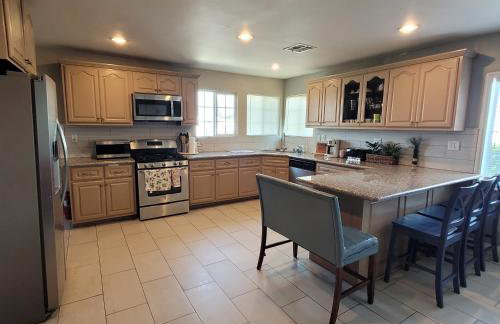 3 bedroom 2 bath home with Jacuzzi near Beverly Hills, wi-fi, Jacuzzi, Roku, BBQ, giant games family fun - Foto 18