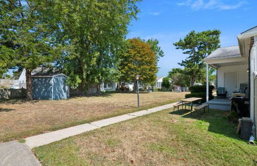 Cozy 2BR Condo - Beachside Bliss with Yard Space condo - Foto 30