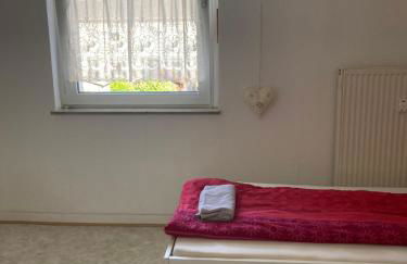 Gemütliches ganzes Apartment Küche Parkplatz Waschmaschine Kamin Terrasse Garten, Keine Ferienwohnung - Photo 12