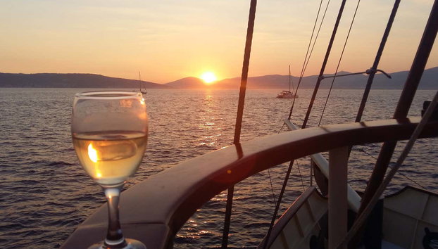 Paseo en barco por Split al atardecer - Foto 5, Una copa de vino con el atardecer de fondo