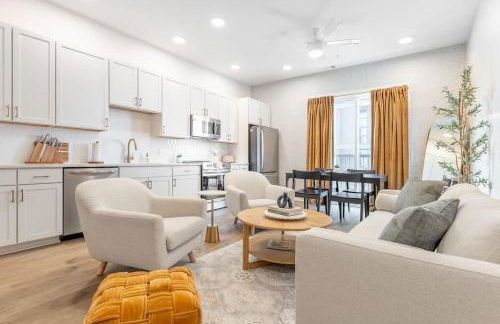 Here You Come Again by Stay Local Nashville - Foto 2