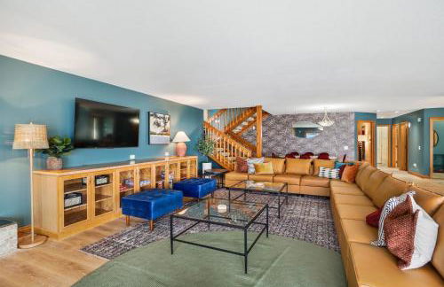 6BR Houghton Lake House with Indoor Pool, Hot Tub and Golf Simulator - Photo 29