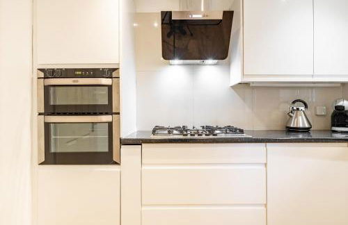 5 Bed House Heathrow Egham Virginia Water Sleeps 7 or Up To 8 If Sharing Beds, Mid To Long Term Bookings Welcome - Foto 2