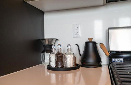 Cozy 1 King BR, Gym, Free Parking, 8mins Train - Foto 12