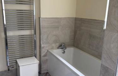 Tenby Victorian Villa with parking, pets allowed - Photo 32