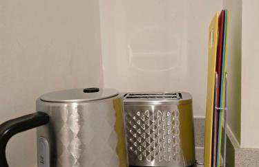 Contemporary 2-bedroom apartment with free gated parking, 2 bathrooms - for families, contractors, travellers for business and leisure - Photo 16