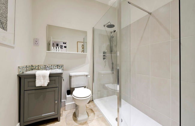 Fulham 4-bed House & Garden Near Tube - Photo 32