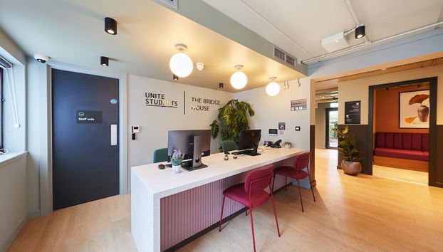 The Bridge House - Foto 2, Recepción