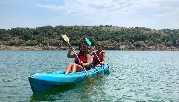 Disfrutando de una ruta en kayak en el embalse de Riosequillo
