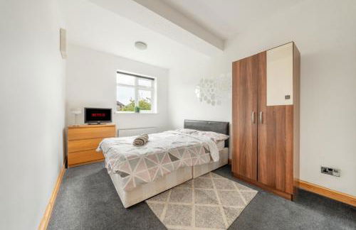 Barnet Serviced Accommodation - Elegant 5-Bedroom Home, Just a 7-Minute Stroll from High Barnet Station - Book Your Stay Today!" - Foto 10