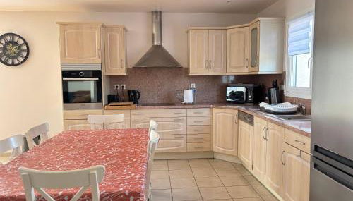 La clé des champs Maison plain pied lumineuse bien équipée, séjour spacieux, belle terrasse aménagée, garage, grand jardin clos, parking, près de Bayeux et Omaha Beach, chiens bienvenus - Foto 5, stove, dishwasher, pet friendly, toaster