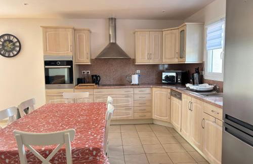 La clé des champs Maison plain pied lumineuse bien équipée, séjour spacieux, belle terrasse aménagée, garage, grand jardin clos, parking, près de Bayeux et Omaha Beach, chiens bienvenus - Foto 5