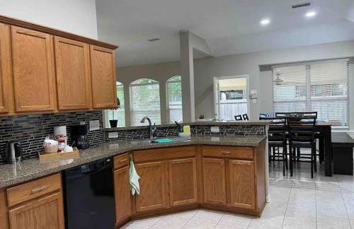 Lovely Woodlands home w/heated pool and spa! - Foto 78