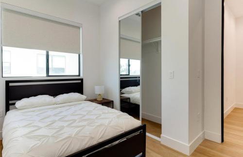 Modern Luxe Retreat Four-Bedroom - Photo 23