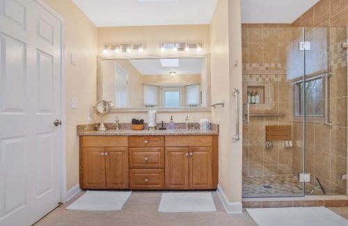 Gorgeous Creek Side Ranch-Style Estate With Dock - Foto 25