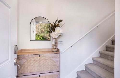 Rare 2BR Modern Urban Escape Free Parking - Foto 6