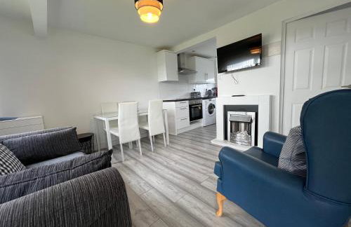 141 -Two bed Chalet on Sunbeach Holiday Park - Sleeps 6, pet friendly, FREE pool and entertainment passes included - plus WiFi with bedding and towels included - only 300m from the beach! - Foto 2