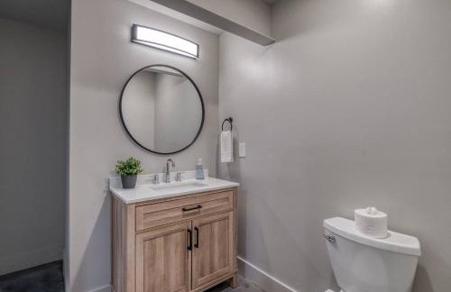 6BR Lakefront Private Dock & Bonfire Sleeps 12 - Foto 34