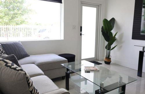 GREAT Luxe House NEAR Downtown & Marina in Miami - Photo 2