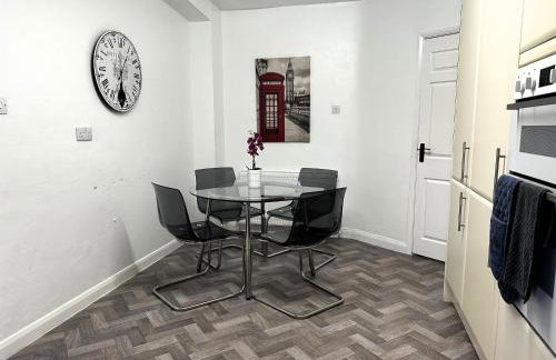 Kennedy Villa - 5 Bedroom House with Hot Tub, WiFi, Free parkings, Close to Bicester Village - Foto 31