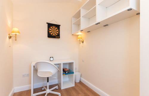 Pass the Keys Stunning Spacious Chessington Gem with Parking - Photo 41