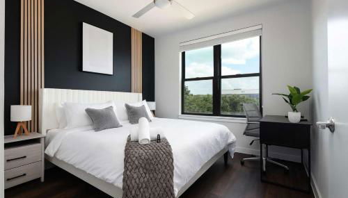 Stylish Downtown 2BR Retreat with Parking and Pool - Foto 4