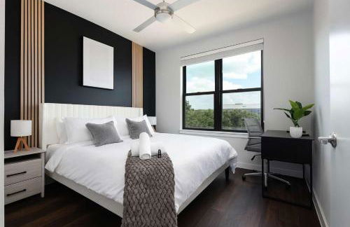 Stylish Downtown 2BR Retreat with Parking and Pool - Foto 4