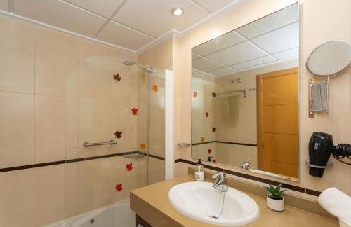 Caleta, ático, 3 dormitorios frente al mar, by Bookindenia - Foto 18