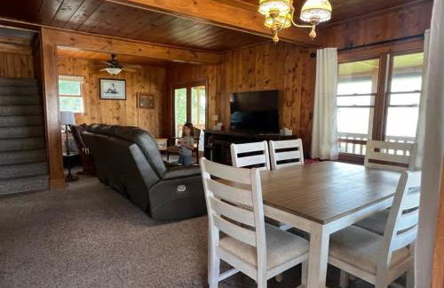 'Northside' Cottage w screened in porch - Photo 5