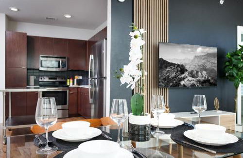 Comfy 2BR-Southtown Near Rvrwalk, Dome & Conv - Photo 3