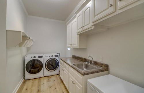 Luxury Lakefront Retreat with Deck and Patio! - Foto 10