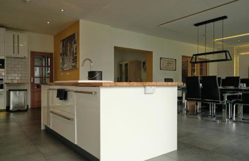 Modern Spacious House - Sleeps 16, Free Parking, Sun Terrace - Foto 33