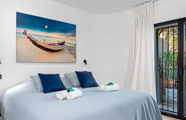 Relax in Luxury at This Stunning Seaside Villa - Photo 33