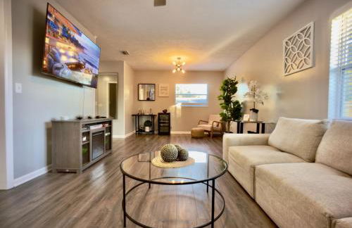 Luxury 4BR Getaway with Heated Pool & Cozy Vibes! - Foto 8