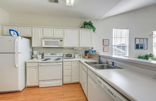 Sunset Beach Condo with Balcony, 5 Mi to the Ocean! - Foto 11