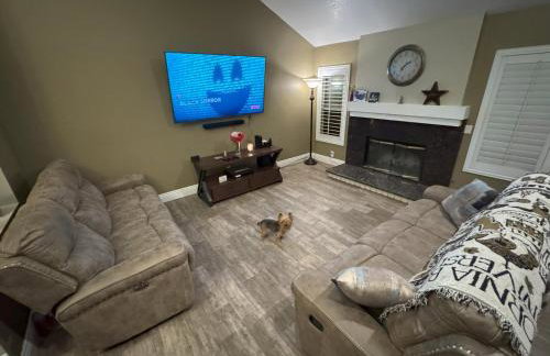 Riverside Views & Pool Retreat - Foto 26