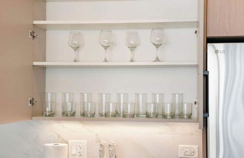 Modern Condo by Med District with Parking & Laundry - Foto 13