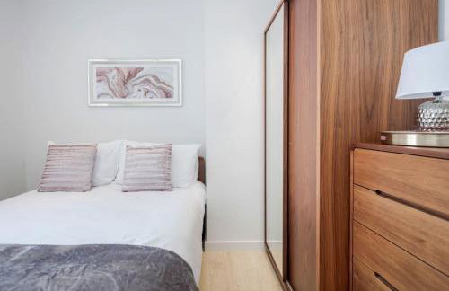 Elegant Epsom Modern Apartment - Photo 21