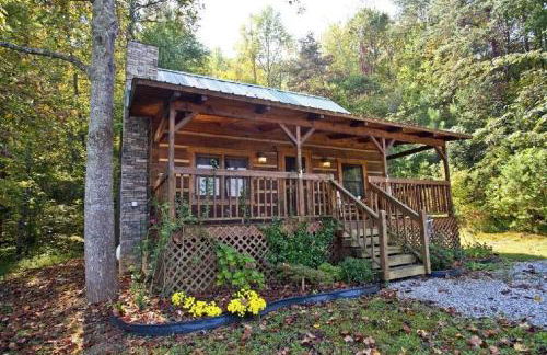 Leave the stress behind!- private hot tub, pet and motorcycle friendly, let peace and nature surround you! 2 Bedroom Home by RedAwning - Foto 2