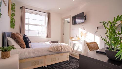 Snug studio near Gatwick - Photo 1