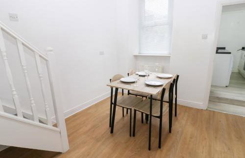 Holly House - Photo 7