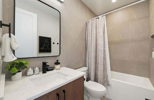 Modern Condo by Med District with Parking & Laundry - Foto 36