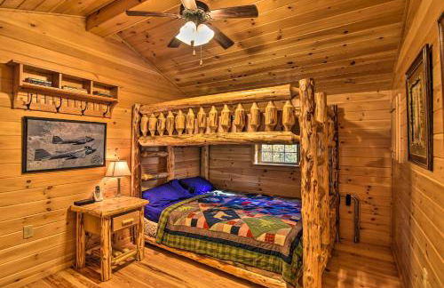 Cozy Anchors Away Cabin Hideaway with Fire Pit! - Foto 12