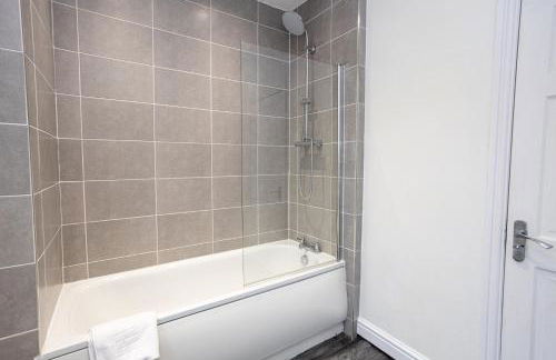 Pillo Rooms - Spacious 4 Bedroom Detached House close to Heaton Park - Foto 55