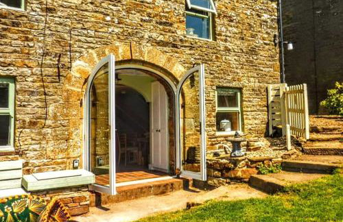 Butterfly Lodge quirky rural home stunning views - Photo 1