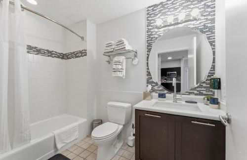 Orlando Getaway with Pool View Balcony - Foto 10