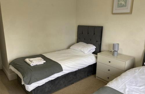 Large 4 bed detached house with parking - Foto 37