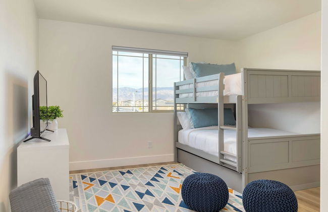 Desert Eden by Avantstay 6BR w/ Ensuite Backyard Oasis w/ Pool & Hot Tub! - Foto 9